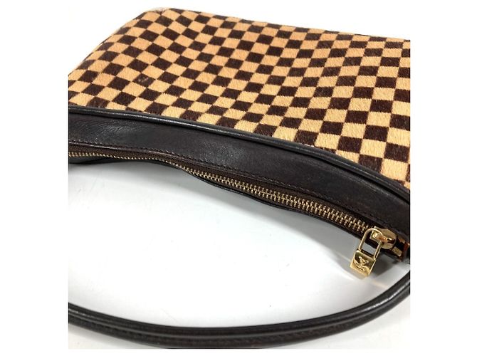 Pochette a mano Louis Vuitton Taiga Marrone - vista 3