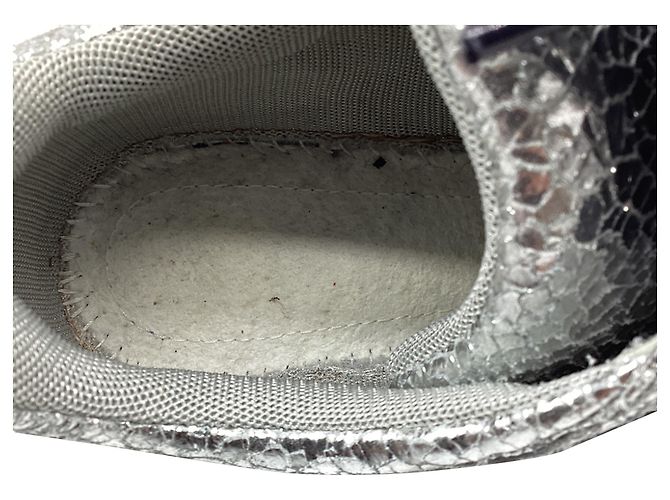 Baskets Chanel CC à accents craquelés en cuir de veau métallisé argenté - vue 11