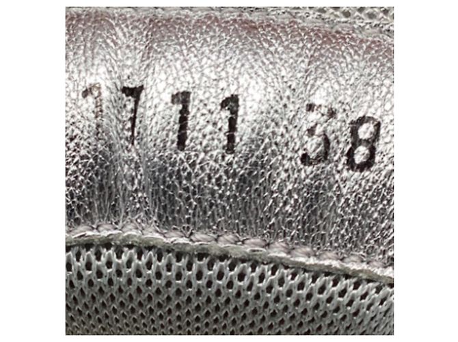 Baskets Chanel CC à accents craquelés en cuir de veau métallisé argenté - vue 12