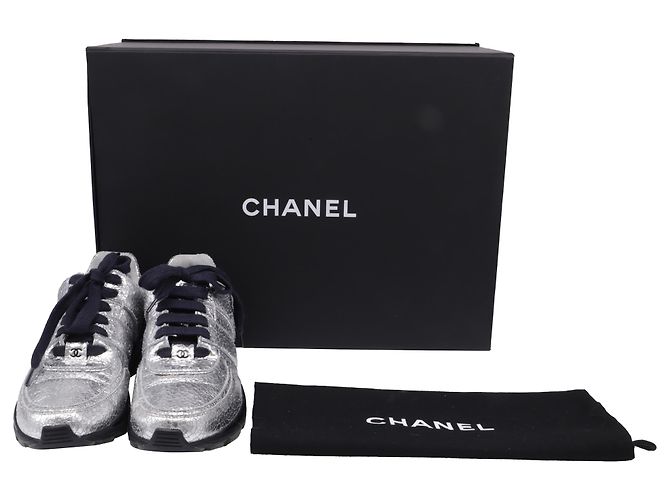 Baskets Chanel CC à accents craquelés en cuir de veau métallisé argenté - vue 7