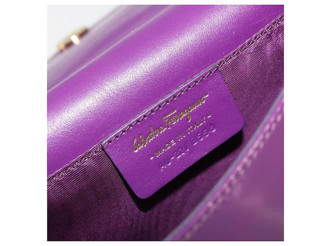 Borsa Vala Chain in pelle verniciata viola e oro Auth ARZ899 di Salvatore Ferragamo - vista 17