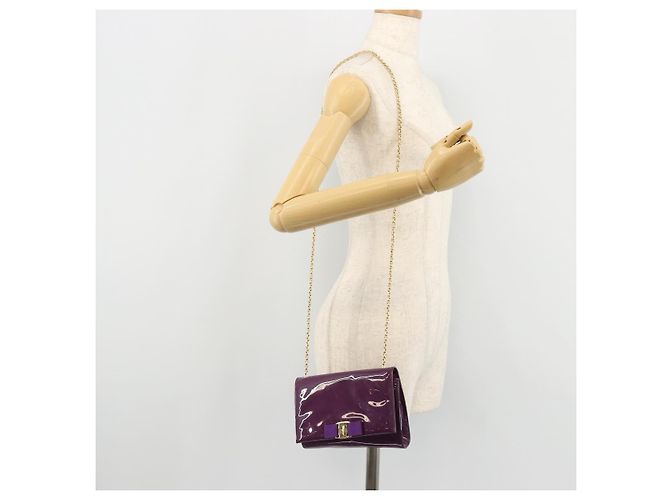 Borsa Vala Chain in pelle verniciata viola e oro Auth ARZ899 di Salvatore Ferragamo - vista 22
