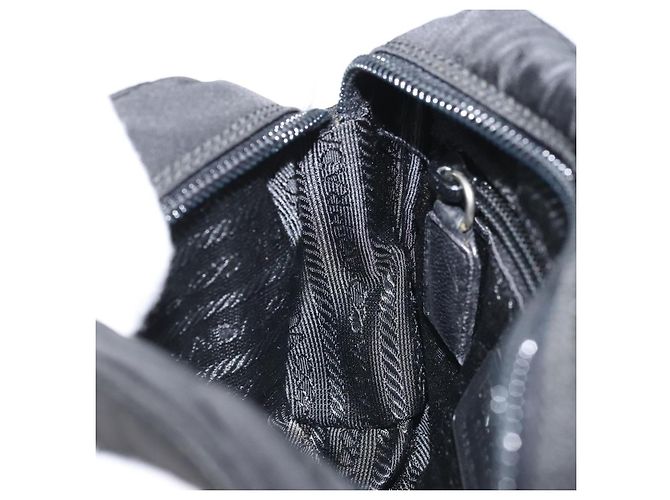 Borsa a spalla con catena Prada in nylon nero e oro Auth SW2325A D'oro - vista 21