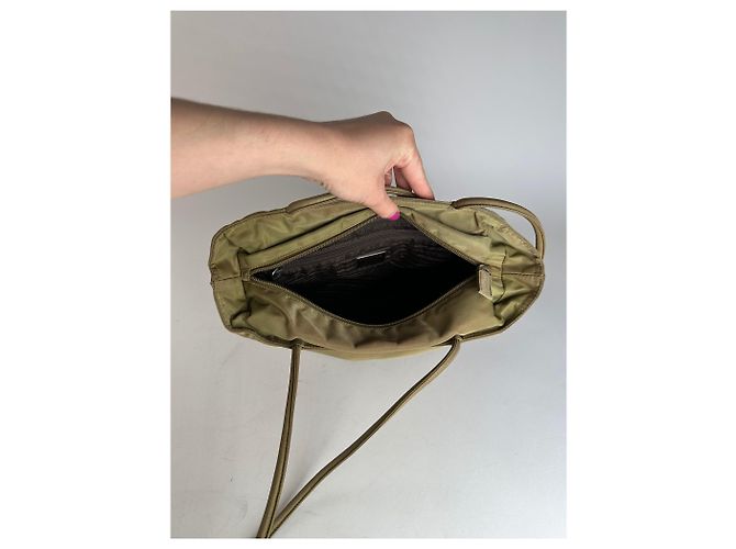 Vintage Prada Dreiecks-Polyester-Handtasche grün Khaki - Ansicht 7