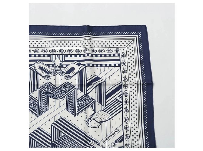 Silk In Foulard in seta Hermès in blu navy - vista 3