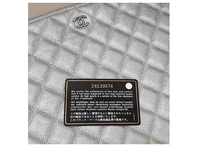 Timeless Clutch in pelle grigia Chanel usata - vista 3