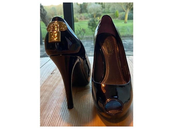 Louis Vuitton Lacklederschuhe mit Absatz in Auberginenfarbe Pflaume - Ansicht 4