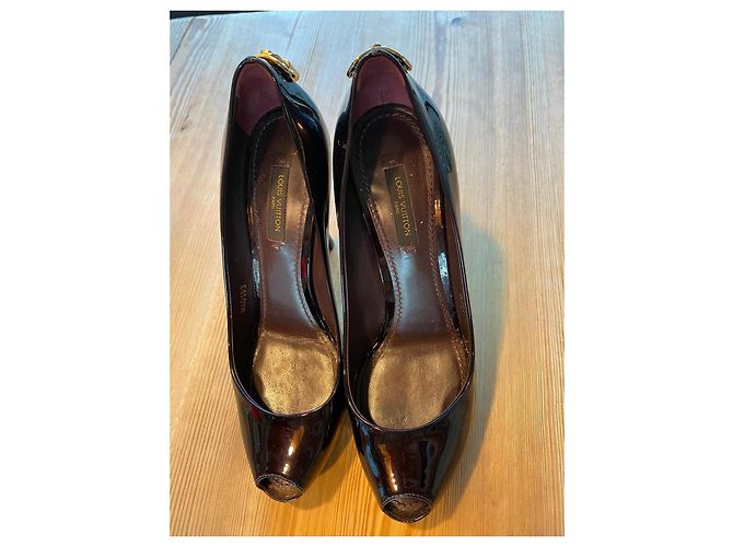 Louis Vuitton Lacklederschuhe mit Absatz in Auberginenfarbe Pflaume - Ansicht 6