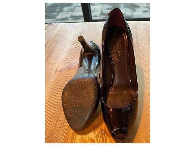 Louis Vuitton Lacklederschuhe mit Absatz in Auberginenfarbe Pflaume - Ansicht 7
