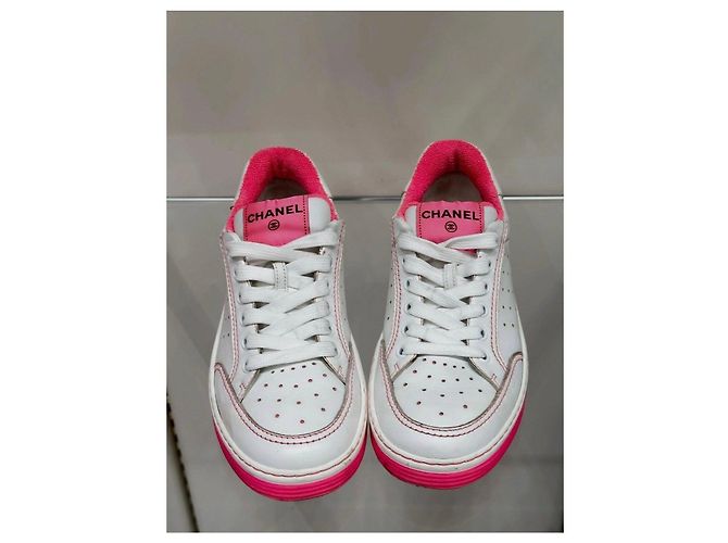 Sneakers basse in pelle di vitello bianca Chanel chic con logo CC taglia 36, usate - vista 2