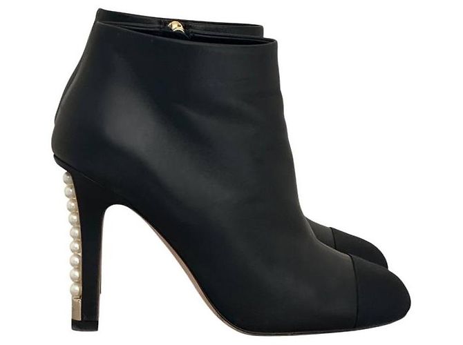 Timeless Chanel schwarze Leder Stiefeletten mit Perlenabsatz Größe 38.5 Gebraucht - Ansicht 2