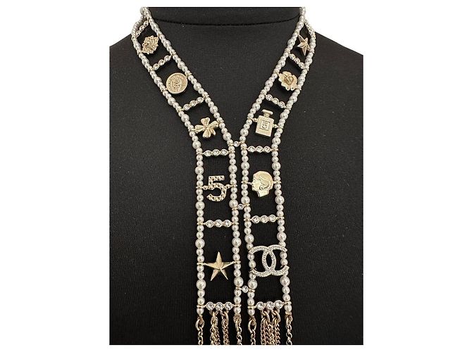 Collana dichiarativa in perle e charm Chanel usata - vista 3