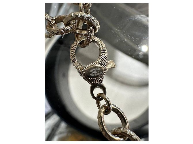 Collana dichiarativa in perle e charm Chanel usata - vista 6