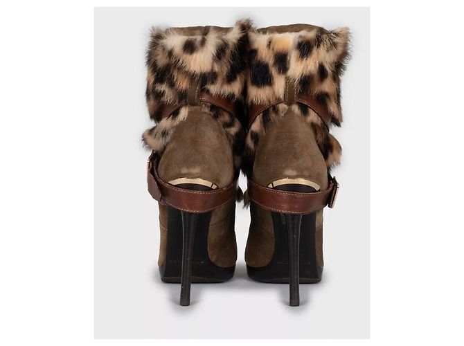 Stivaletti chic in suede e pelliccia sintetica Burberry Taglia 38.5  Usato - vista 4