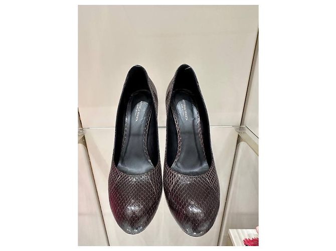 Bottega Veneta Brown Python Leather Round Toe Pumps Size 38 pre-owned - view 2