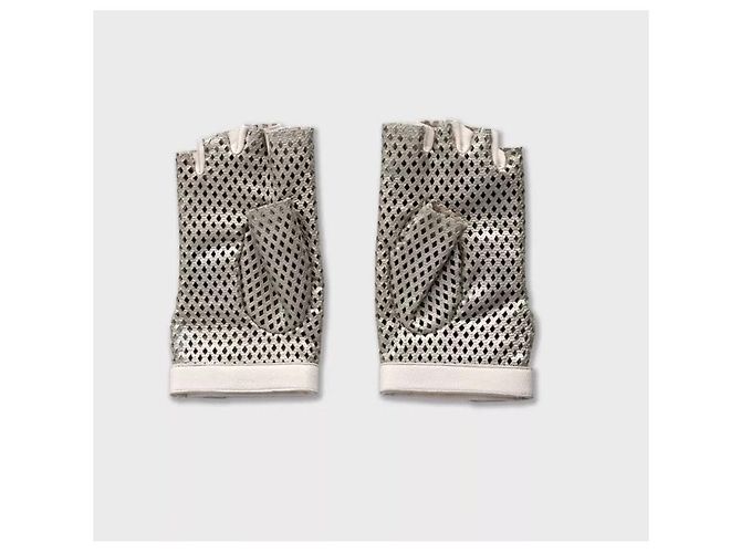 Chanel Silberne Perforierte Kunstlederhandschuhe - Größe 8 gebraucht - Ansicht 2