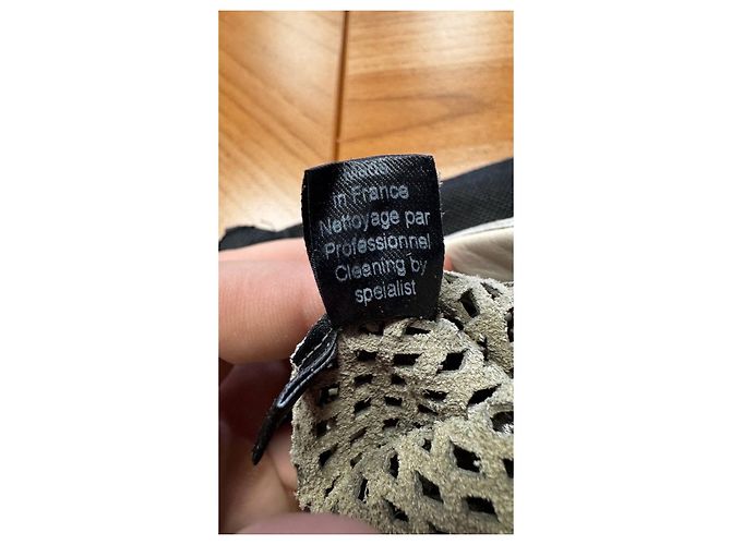 Chanel Silberne Perforierte Kunstlederhandschuhe - Größe 8 gebraucht - Ansicht 5