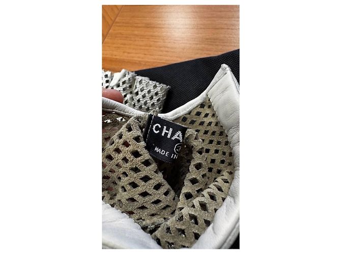 Chanel Silberne Perforierte Kunstlederhandschuhe - Größe 8 gebraucht - Ansicht 6