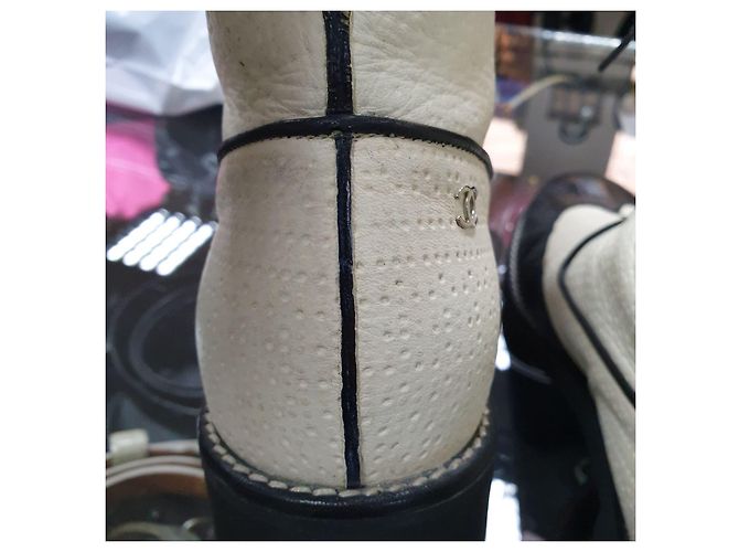 Authentische Chanel Schwarz & Beige Kampfstiefel - Größe 40 gebraucht - Ansicht 14
