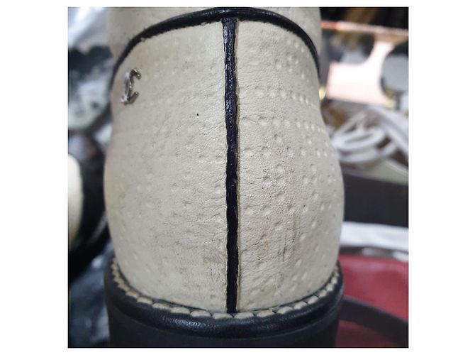 Authentische Chanel Schwarz & Beige Kampfstiefel - Größe 40 gebraucht - Ansicht 15
