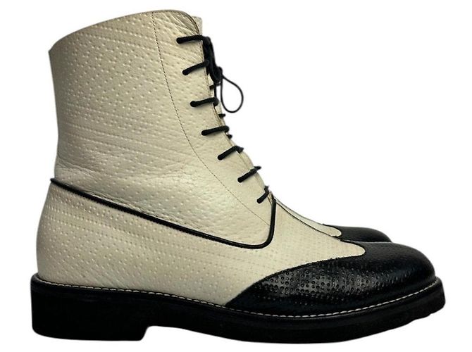 Authentische Chanel Schwarz & Beige Kampfstiefel - Größe 40 gebraucht - Ansicht 2