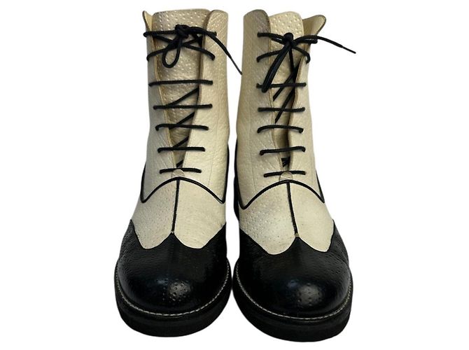 Authentische Chanel Schwarz & Beige Kampfstiefel - Größe 40 gebraucht - Ansicht 3