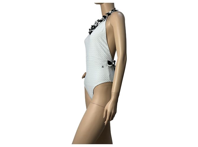 Maiô Chanel com detalhe de decote branco Tamanho 38 Usado - vista 3