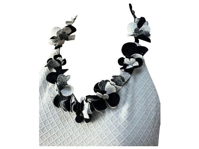 Maiô Chanel com detalhe de decote branco Tamanho 38 Usado - vista 4