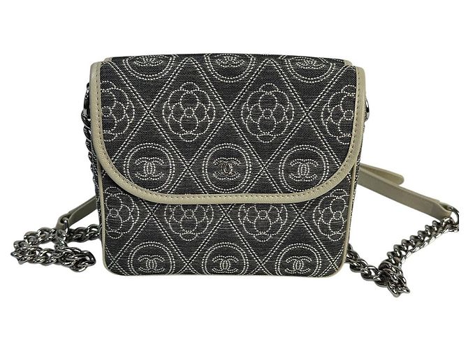Bolsa de flap dupla Camélia Chanel em canvas impresso acolchoado pequeno cinza usado - vista 2