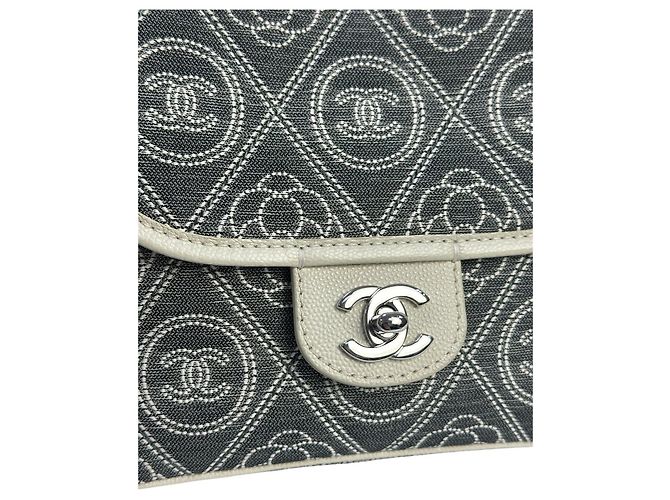 Bolsa de flap dupla Camélia Chanel em canvas impresso acolchoado pequeno cinza usado - vista 3
