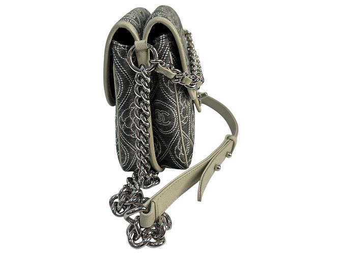 Bolsa de flap dupla Camélia Chanel em canvas impresso acolchoado pequeno cinza usado - vista 4