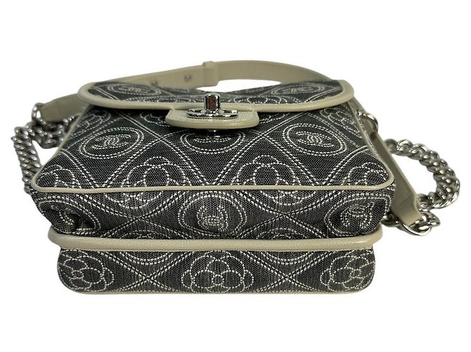 Bolsa de flap dupla Camélia Chanel em canvas impresso acolchoado pequeno cinza usado - vista 5