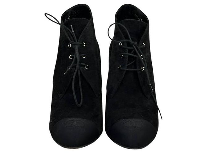 Stivaletti in suede nero Chanel con lacci e perle - Taglia 38,5 Usati - vista 2