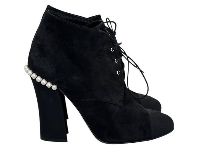 Stivaletti in suede nero Chanel con lacci e perle - Taglia 38,5 Usati - vista 3