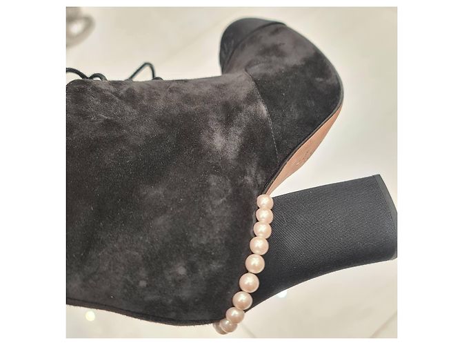 Stivaletti in suede nero Chanel con lacci e perle - Taglia 38,5 Usati - vista 7
