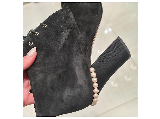Stivaletti in suede nero Chanel con lacci e perle - Taglia 38,5 Usati - vista 9