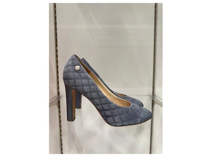 Timeless Chic Chanel Grey Quilted Suede Python Cap Toe CC Pumps 38 Pre-owned - view 2