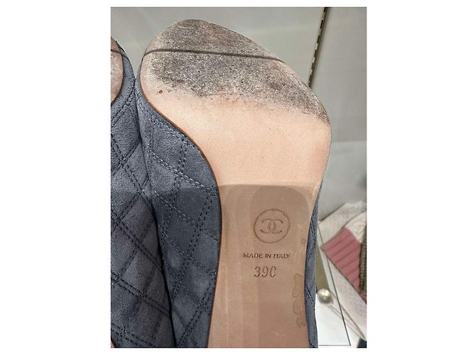 Timeless Chic Chanel Grey Quilted Suede Python Cap Toe CC Pumps 38 Pre-owned - view 4