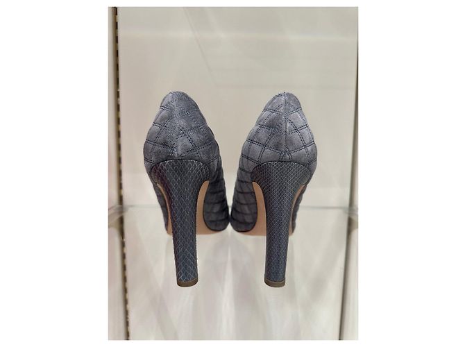 Timeless Chic Chanel Grey Quilted Suede Python Cap Toe CC Pumps 38 Pre-owned - view 5