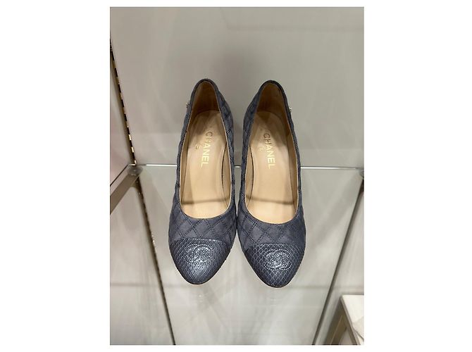 Timeless Chic Chanel Grey Quilted Suede Python Cap Toe CC Pumps 38 Pre-owned - view 6