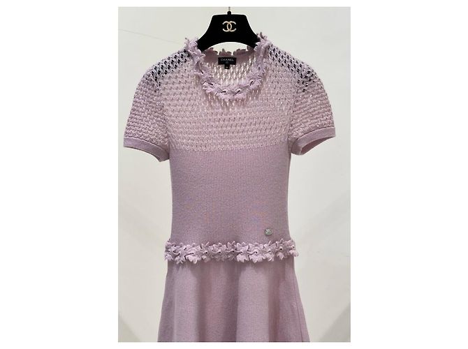 Timeless Chanel 17A Strickkleid mit rosa Blumenbordüre Größe 34 Gebraucht - Ansicht 2