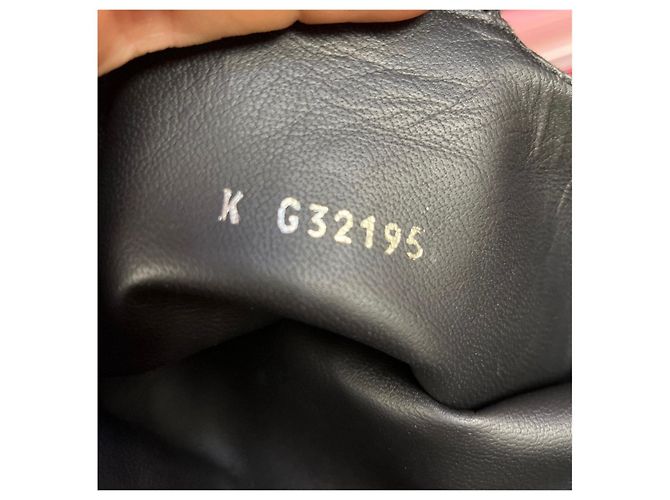 Chanel Two-Tone CC logo Leather Boots - Size 40.5 pre-owned - view 7