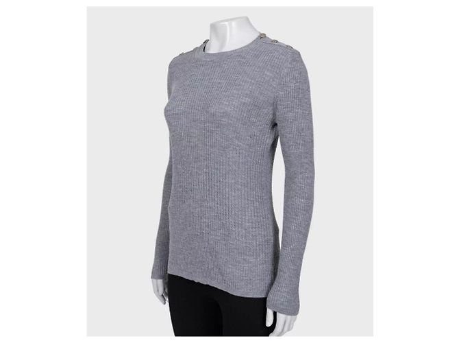 Chanel enganierter grauer Pullover mit Signaturknöpfen Größe 44 Gebraucht - Ansicht 2