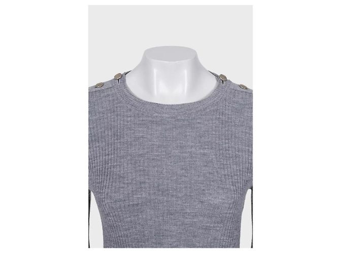 Chanel enganierter grauer Pullover mit Signaturknöpfen Größe 44 Gebraucht - Ansicht 4