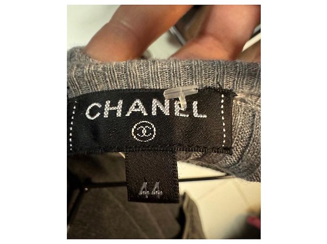 Chanel enganierter grauer Pullover mit Signaturknöpfen Größe 44 Gebraucht - Ansicht 5