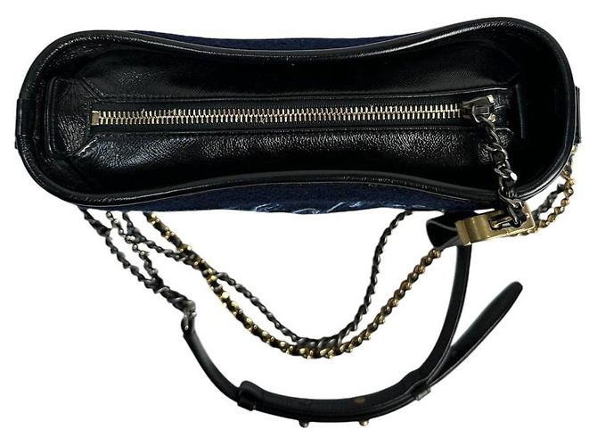 Borsa Gabrielle in ricamo tessile blu navy Paris-Hamburg di Chanel - vista 3