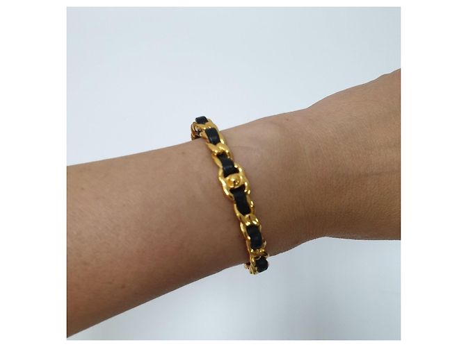 Bracciale in pelle con dettaglio a catena Chanel usato - vista 3