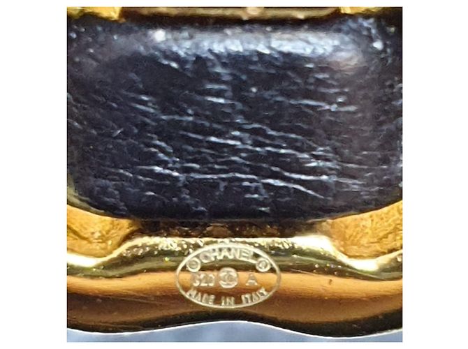 Bracciale in pelle con dettaglio a catena Chanel usato - vista 4