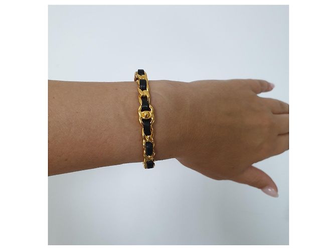 Bracciale in pelle con dettaglio a catena Chanel usato - vista 5