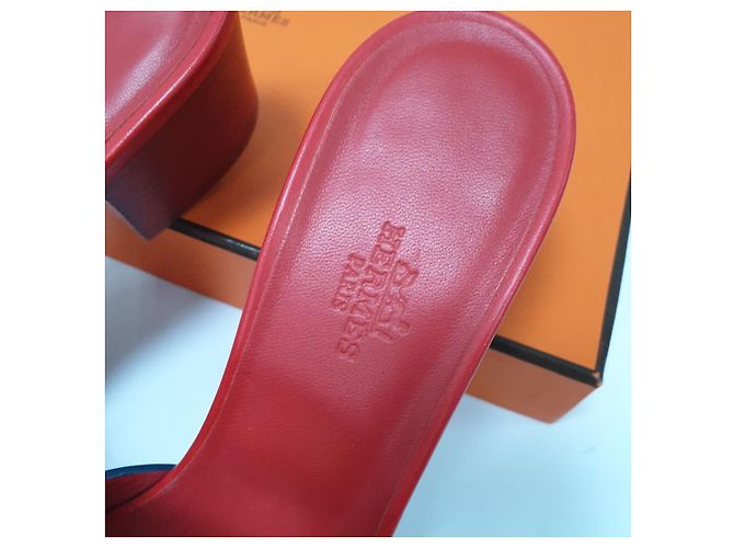 Sandalias de tacón bloque Mona de cuero rojo Hermès Talla 38 de segunda mano - vista 5